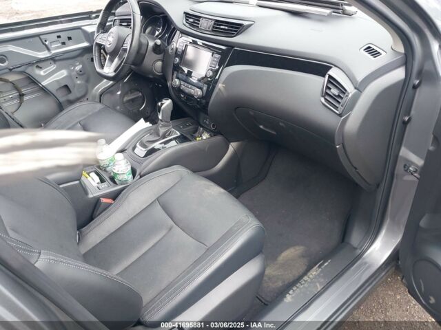 Серый Ниссан Rogue Sport, объемом двигателя 2 л и пробегом 94 тыс. км за 12450 $, фото 8 на Automoto.ua