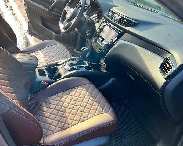 Сірий Ніссан Rogue Sport, об'ємом двигуна 2 л та пробігом 133 тис. км за 11000 $, фото 5 на Automoto.ua