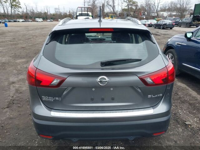 Серый Ниссан Rogue Sport, объемом двигателя 2 л и пробегом 94 тыс. км за 12450 $, фото 4 на Automoto.ua