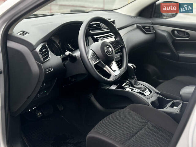 Серый Ниссан Rogue Sport, объемом двигателя 2 л и пробегом 74 тыс. км за 16500 $, фото 8 на Automoto.ua