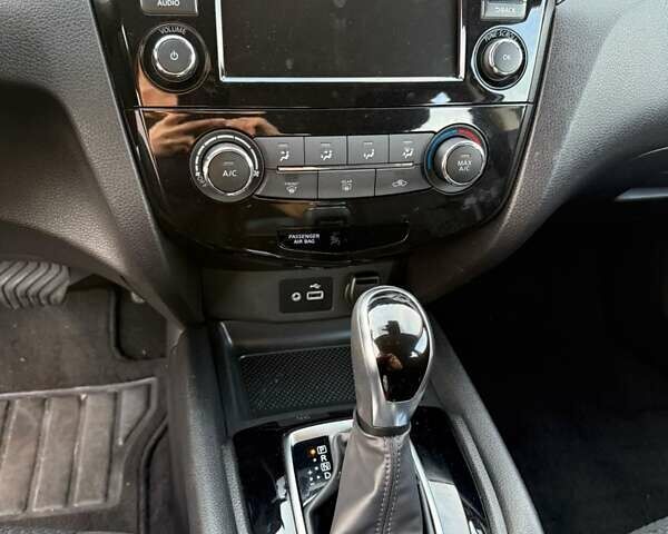 Серый Ниссан Rogue Sport, объемом двигателя 2 л и пробегом 97 тыс. км за 15100 $, фото 7 на Automoto.ua