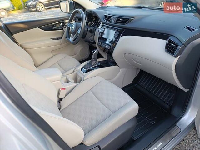 Серый Ниссан Rogue Sport, объемом двигателя 2 л и пробегом 85 тыс. км за 15450 $, фото 33 на Automoto.ua