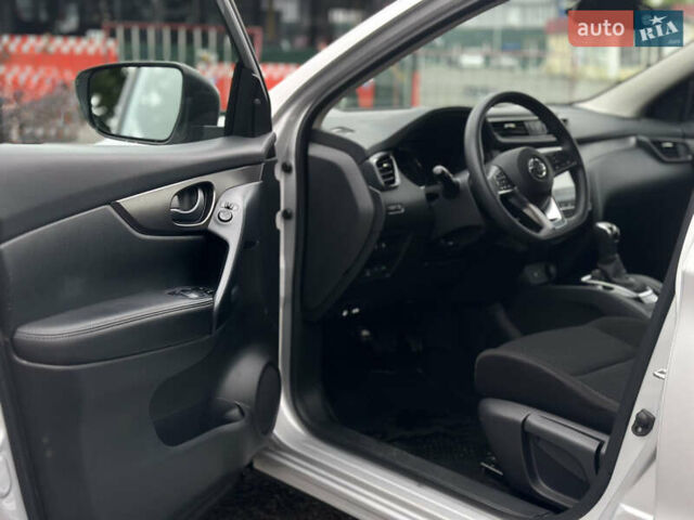 Серый Ниссан Rogue Sport, объемом двигателя 2 л и пробегом 74 тыс. км за 16500 $, фото 7 на Automoto.ua