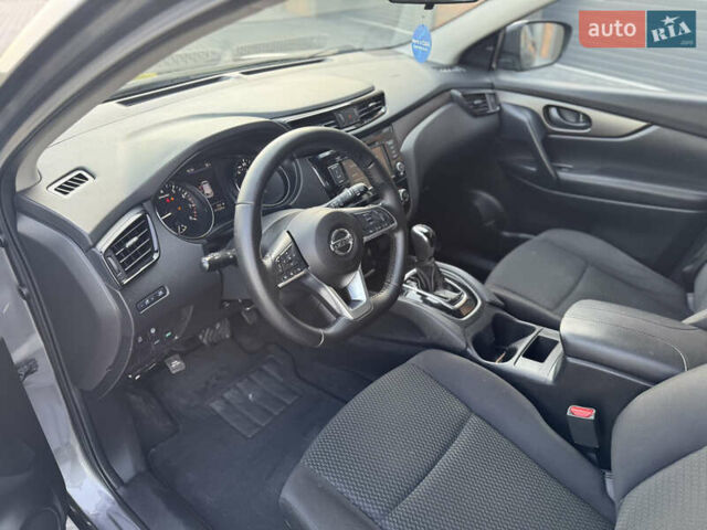 Серый Ниссан Rogue Sport, объемом двигателя 2 л и пробегом 131 тыс. км за 14800 $, фото 7 на Automoto.ua