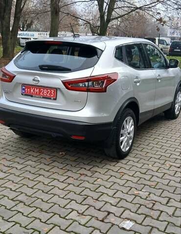 Серый Ниссан Rogue Sport, объемом двигателя 2 л и пробегом 35 тыс. км за 15950 $, фото 4 на Automoto.ua