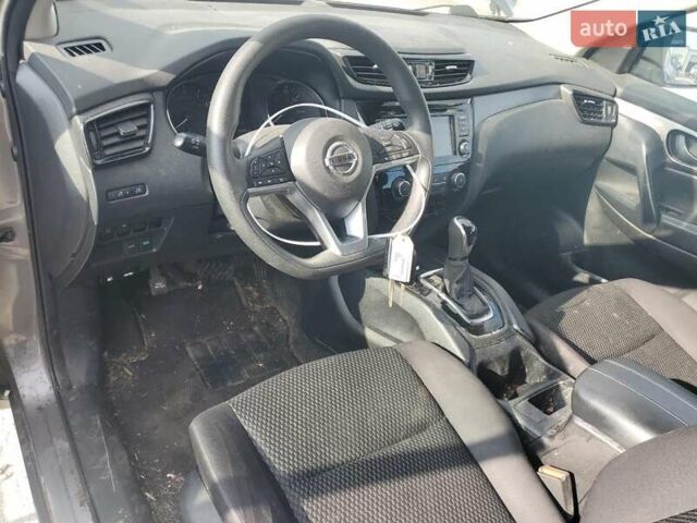 Серый Ниссан Rogue Sport, объемом двигателя 2 л и пробегом 119 тыс. км за 11950 $, фото 6 на Automoto.ua
