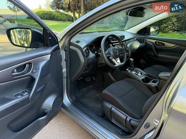 Серый Ниссан Rogue Sport, объемом двигателя 2 л и пробегом 68 тыс. км за 16600 $, фото 3 на Automoto.ua