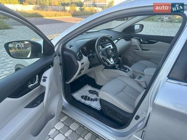 Серый Ниссан Rogue Sport, объемом двигателя 2 л и пробегом 39 тыс. км за 17500 $, фото 4 на Automoto.ua