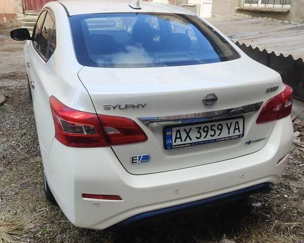 Белый Ниссан Sylphy, объемом двигателя 0 л и пробегом 100 тыс. км за 9900 $, фото 2 на Automoto.ua