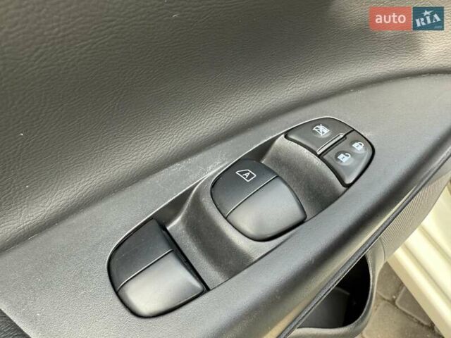 Белый Ниссан Sylphy, объемом двигателя 0 л и пробегом 60 тыс. км за 11900 $, фото 32 на Automoto.ua