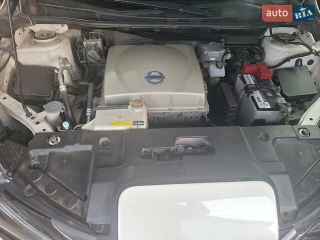 Білий Ніссан Sylphy, об'ємом двигуна 0 л та пробігом 104 тис. км за 14000 $, фото 11 на Automoto.ua