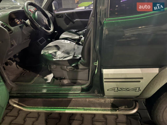 Зеленый Ниссан Terrano II, объемом двигателя 2.4 л и пробегом 234 тыс. км за 4499 $, фото 7 на Automoto.ua