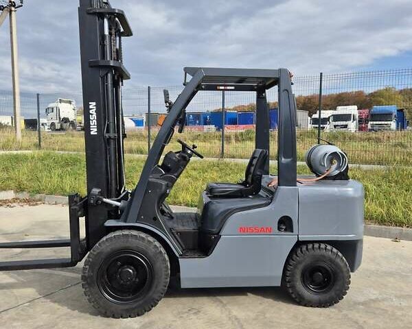 Серый Ниссан UGD, объемом двигателя 2.4 л и пробегом 7 тыс. км за 13916 $, фото 1 на Automoto.ua