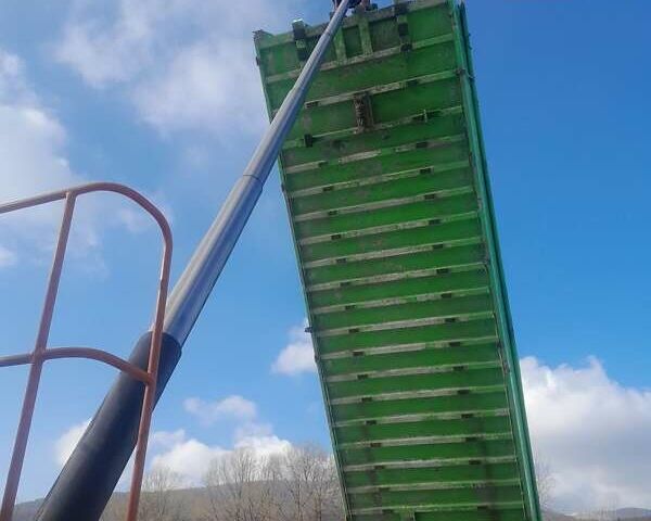 Красный Новатрейл СКИ, объемом двигателя 0 л и пробегом 500 тыс. км за 19000 $, фото 2 на Automoto.ua