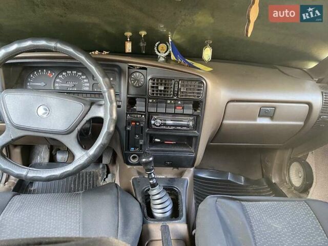 Серый Опель 1.8 Liter, объемом двигателя 1.8 л и пробегом 200 тыс. км за 1000 $, фото 6 на Automoto.ua