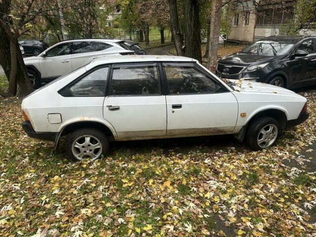 Белый Опель Адам, объемом двигателя 1.5 л и пробегом 250 тыс. км за 500 $, фото 1 на Automoto.ua