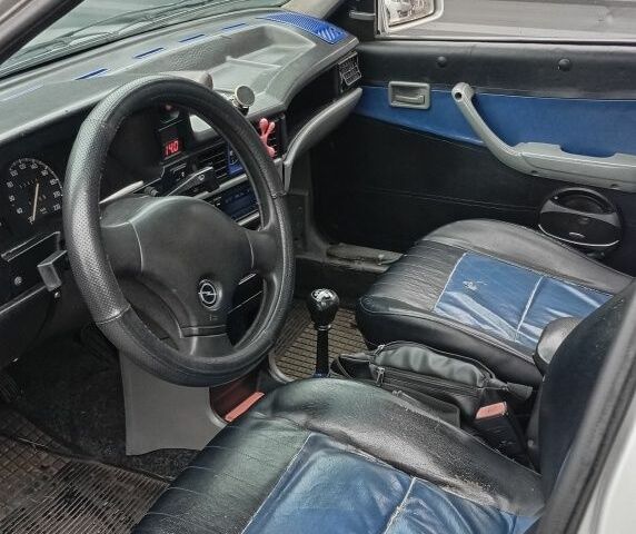 Сірий Опель Адам, об'ємом двигуна 1.3 л та пробігом 200 тис. км за 1250 $, фото 4 на Automoto.ua