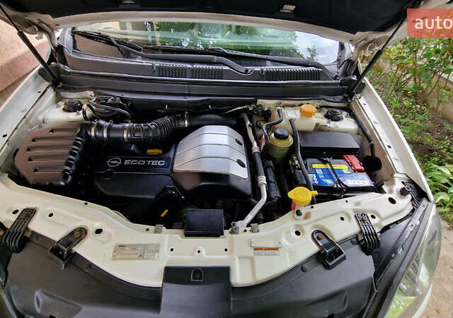 Белый Опель Антара, объемом двигателя 1.99 л и пробегом 142 тыс. км за 10000 $, фото 1 на Automoto.ua