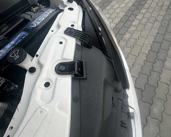 Білий Опель Антара, об'ємом двигуна 2.2 л та пробігом 131 тис. км за 9650 $, фото 21 на Automoto.ua