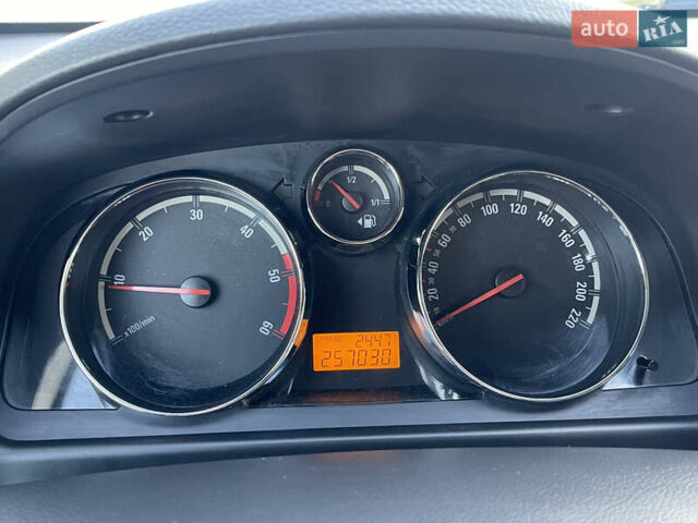 Чорний Опель Антара, об'ємом двигуна 2 л та пробігом 257 тис. км за 7800 $, фото 29 на Automoto.ua