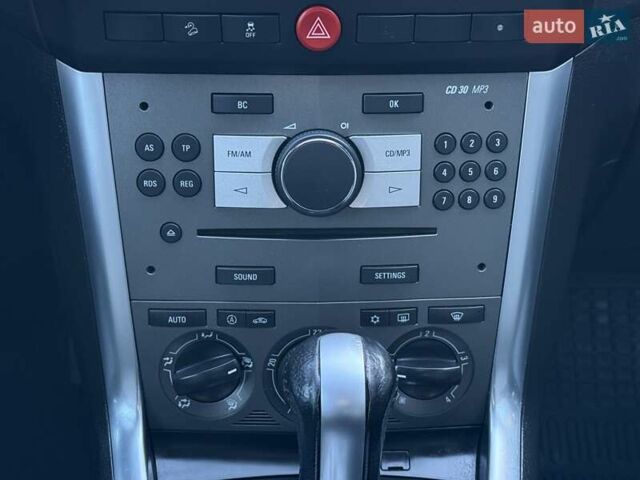 Черный Опель Антара, объемом двигателя 2.2 л и пробегом 225 тыс. км за 9700 $, фото 55 на Automoto.ua