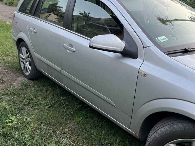 Сірий Опель Антара, об'ємом двигуна 1.9 л та пробігом 431 тис. км за 3100 $, фото 4 на Automoto.ua