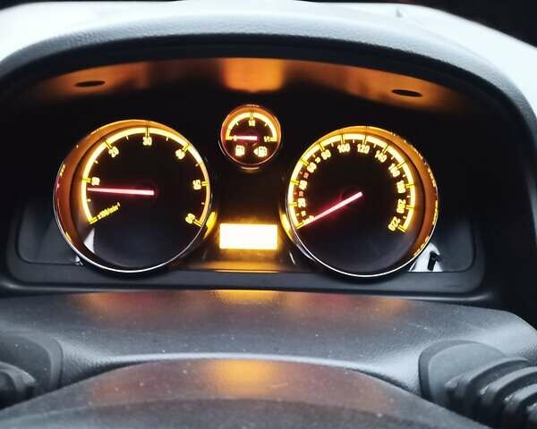 Сірий Опель Антара, об'ємом двигуна 1.99 л та пробігом 243 тис. км за 8000 $, фото 6 на Automoto.ua