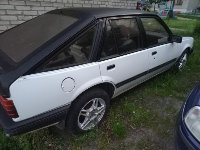 Белый Опель Аскона, объемом двигателя 1.8 л и пробегом 500 тыс. км за 795 $, фото 3 на Automoto.ua