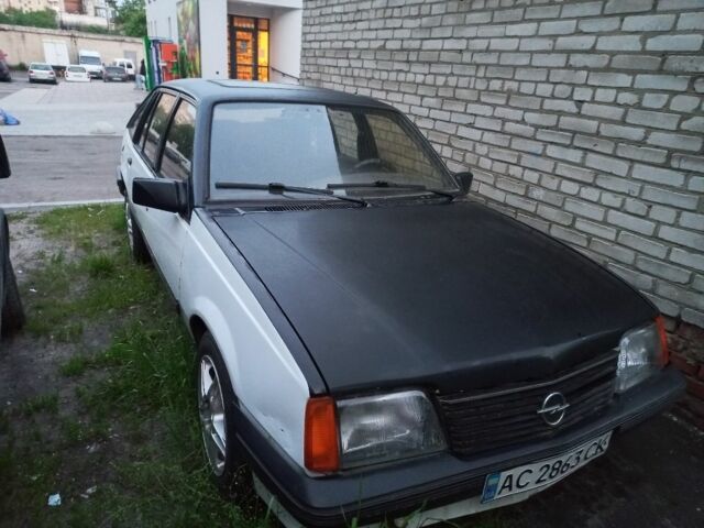 Белый Опель Аскона, объемом двигателя 1.8 л и пробегом 500 тыс. км за 795 $, фото 1 на Automoto.ua