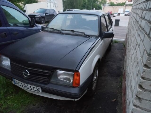 Белый Опель Аскона, объемом двигателя 1.8 л и пробегом 500 тыс. км за 795 $, фото 2 на Automoto.ua