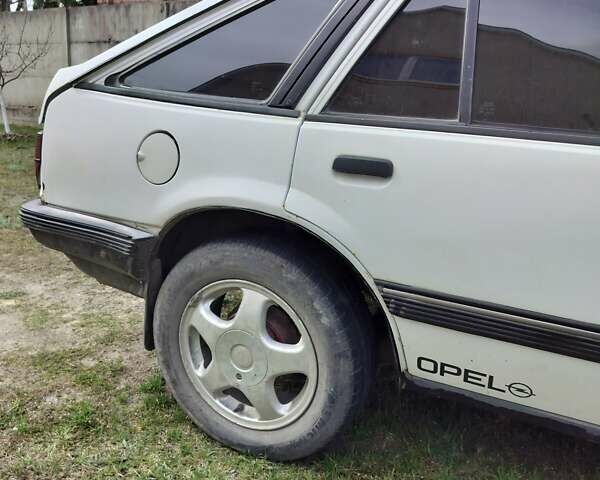 Белый Опель Аскона, объемом двигателя 1.6 л и пробегом 230 тыс. км за 650 $, фото 6 на Automoto.ua