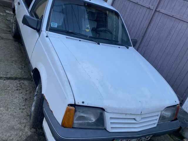 Белый Опель Аскона, объемом двигателя 1.6 л и пробегом 3 тыс. км за 500 $, фото 1 на Automoto.ua