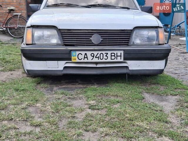 Белый Опель Аскона, объемом двигателя 1.6 л и пробегом 777 тыс. км за 1200 $, фото 4 на Automoto.ua