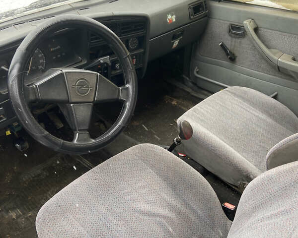 Белый Опель Аскона, объемом двигателя 1.6 л и пробегом 200 тыс. км за 299 $, фото 5 на Automoto.ua