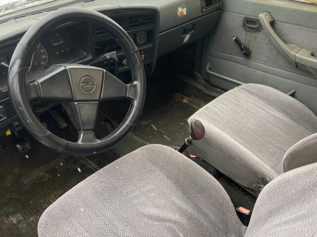 Білий Опель Аскона, об'ємом двигуна 1.6 л та пробігом 200 тис. км за 319 $, фото 5 на Automoto.ua