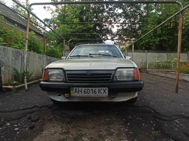 Белый Опель Аскона, объемом двигателя 1.6 л и пробегом 1000 тыс. км за 316 $, фото 1 на Automoto.ua