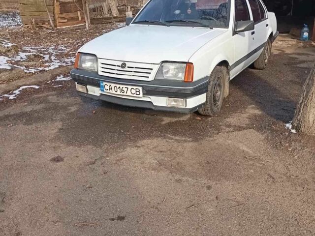 Білий Опель Аскона, об'ємом двигуна 1.8 л та пробігом 200 тис. км за 1350 $, фото 3 на Automoto.ua