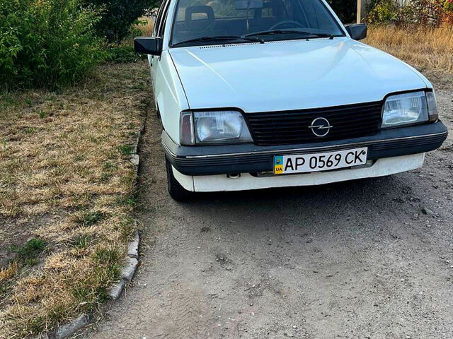 Белый Опель Аскона, объемом двигателя 1.6 л и пробегом 0 тыс. км за 1200 $, фото 1 на Automoto.ua
