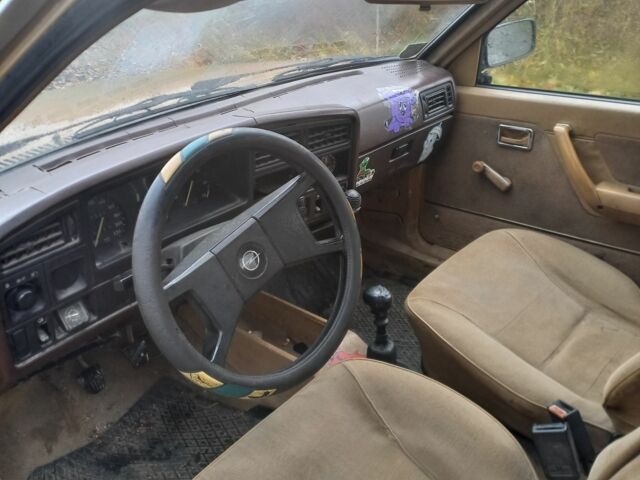 Бежевый Опель Аскона, объемом двигателя 1 л и пробегом 300 тыс. км за 350 $, фото 3 на Automoto.ua