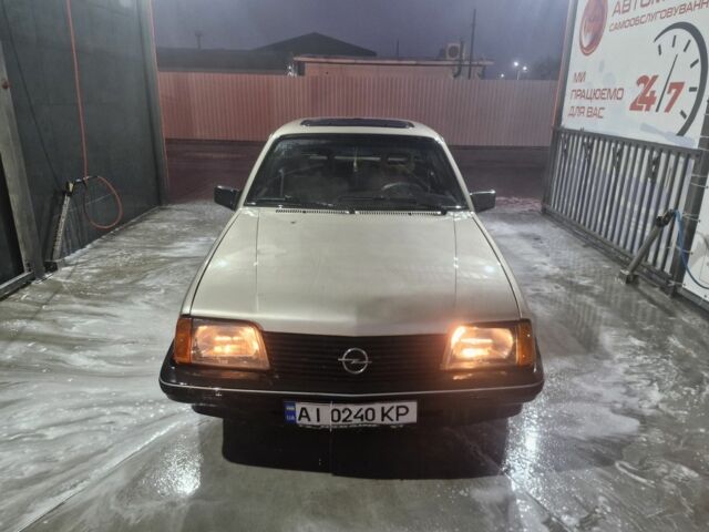 Бежевый Опель Аскона, объемом двигателя 1.6 л и пробегом 323 тыс. км за 650 $, фото 4 на Automoto.ua