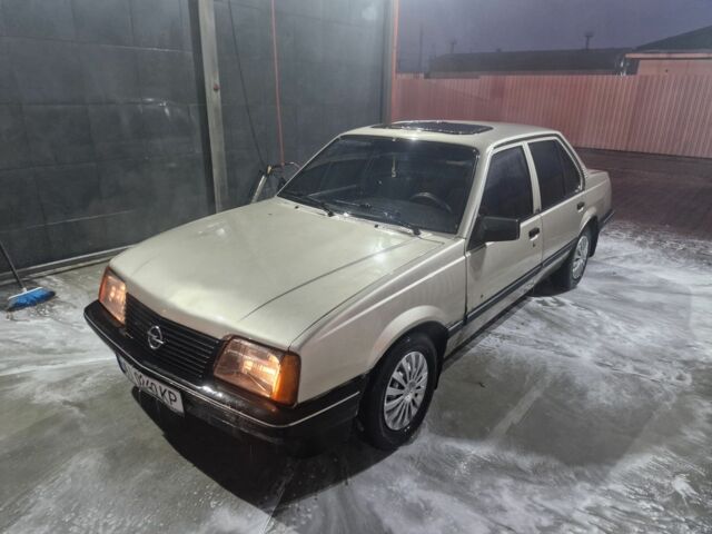 Бежевый Опель Аскона, объемом двигателя 1.6 л и пробегом 323 тыс. км за 650 $, фото 1 на Automoto.ua