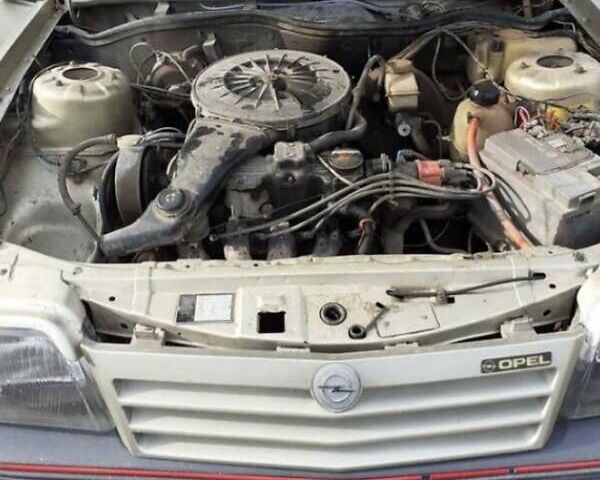 Бежевый Опель Аскона, объемом двигателя 1.6 л и пробегом 300 тыс. км за 650 $, фото 2 на Automoto.ua