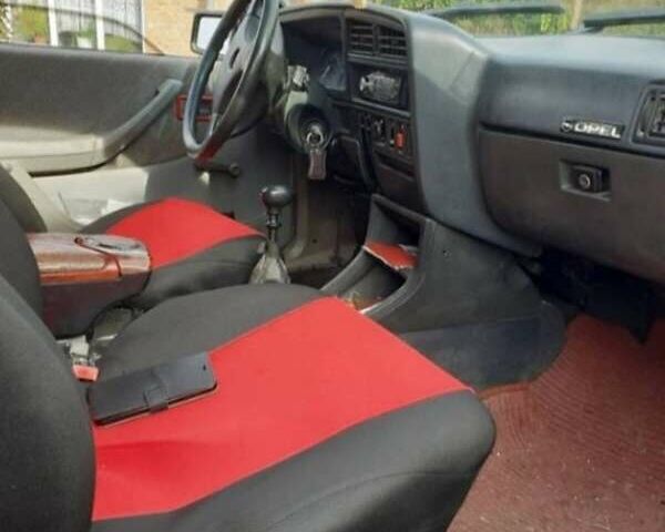 Бежевый Опель Аскона, объемом двигателя 1.6 л и пробегом 300 тыс. км за 650 $, фото 6 на Automoto.ua