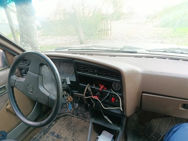 Бежевый Опель Аскона, объемом двигателя 0 л и пробегом 1 тыс. км за 650 $, фото 4 на Automoto.ua