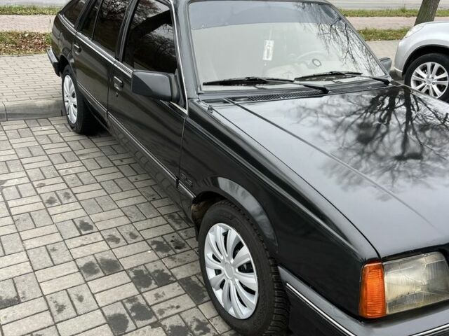 Черный Опель Аскона, объемом двигателя 1.6 л и пробегом 1000 тыс. км за 900 $, фото 4 на Automoto.ua