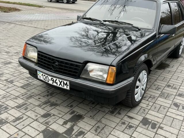 Черный Опель Аскона, объемом двигателя 1.6 л и пробегом 1000 тыс. км за 900 $, фото 17 на Automoto.ua