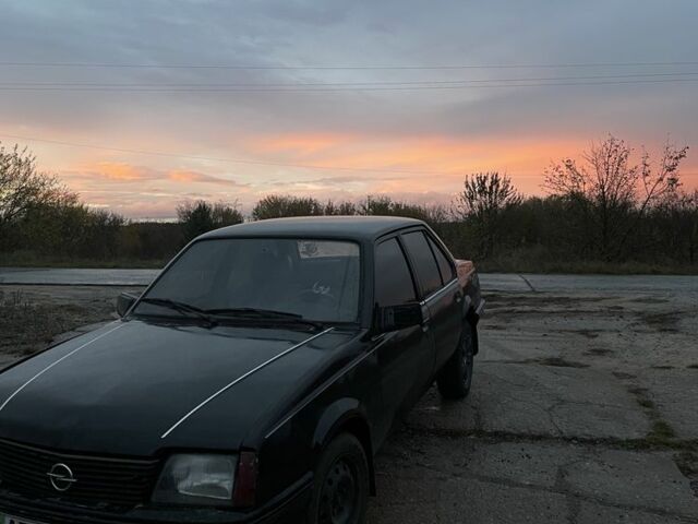 Черный Опель Аскона, объемом двигателя 1.6 л и пробегом 176 тыс. км за 450 $, фото 1 на Automoto.ua