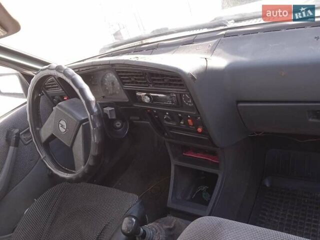 Черный Опель Аскона, объемом двигателя 1.8 л и пробегом 500 тыс. км за 650 $, фото 10 на Automoto.ua