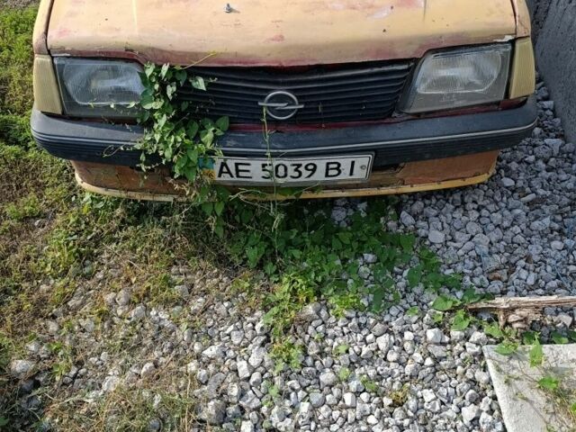 Красный Опель Аскона, объемом двигателя 0 л и пробегом 100 тыс. км за 357 $, фото 2 на Automoto.ua