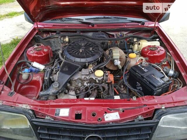 Красный Опель Аскона, объемом двигателя 1.8 л и пробегом 350 тыс. км за 950 $, фото 4 на Automoto.ua